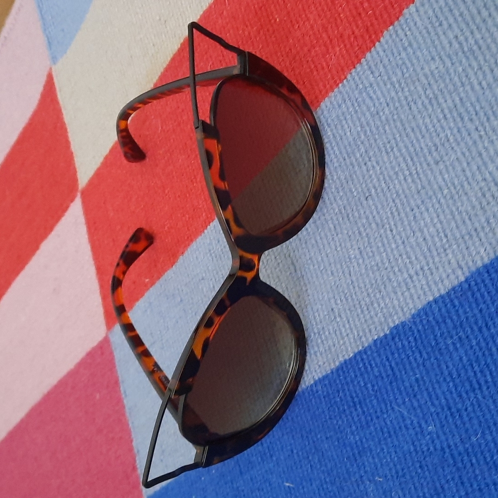 Cat eye sunglasses